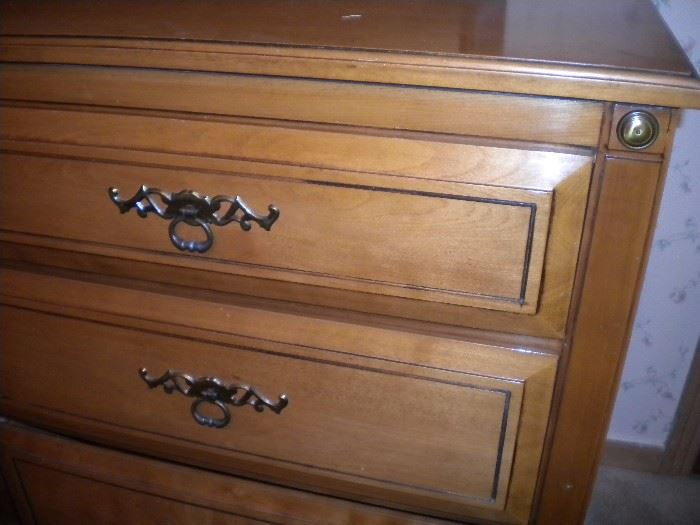 Rway Chest of drawers, dresser and mirror with matching end tables, also in excellent condition!