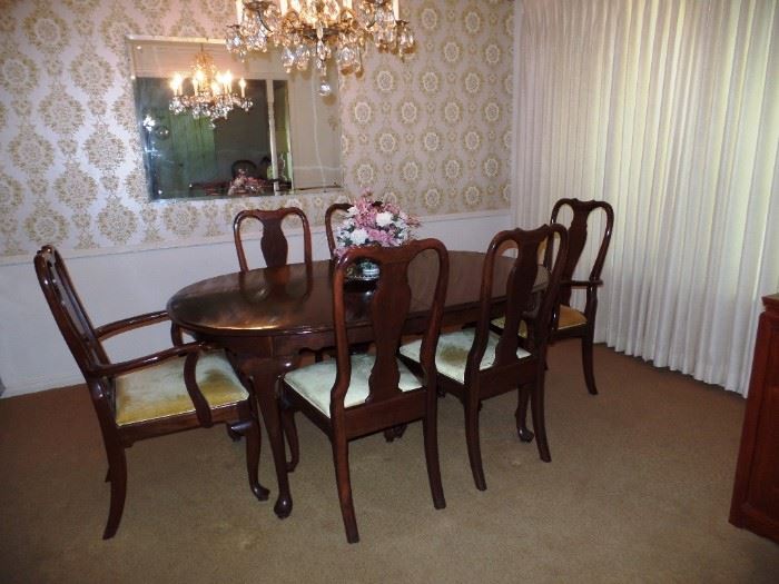 Vintage Ethan Allen Dining room set with pads