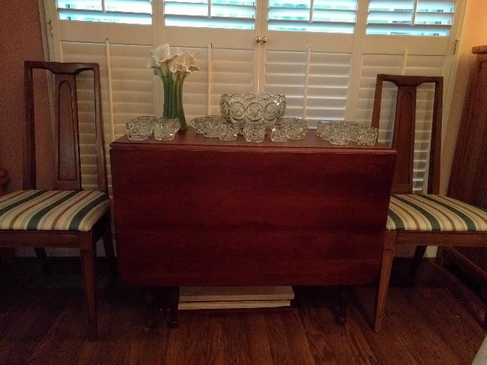 Very nice, pristine condition 1940's mahogany drop-leaf table.