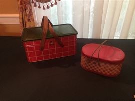 Green and red Salerno picnic tin