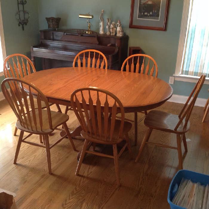Pedestal Dining Table / 8 Chairs