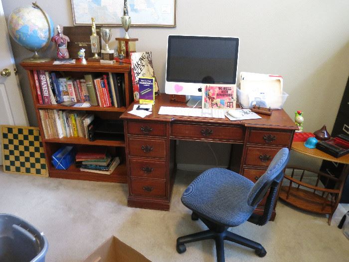 Student Desk, Book Shelf, Apple iMac A1224 20" Desktop, Spanish Teaching Books, Banks, 