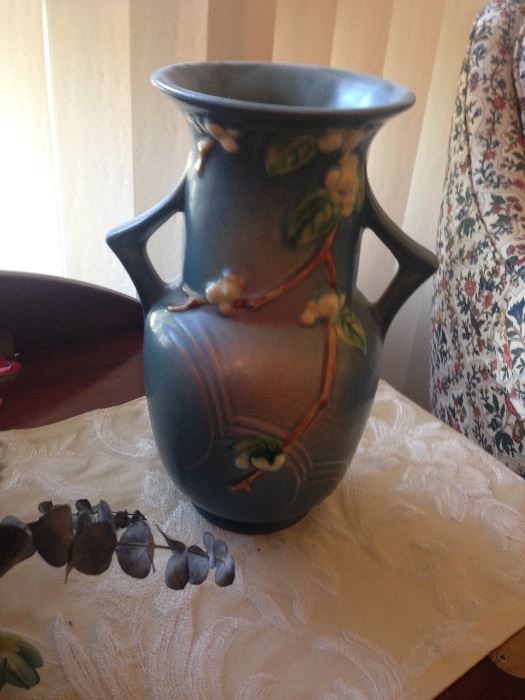 Very large Roseville Snowberries vase with handles, 10 inches tall