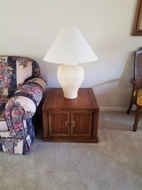 end table with 2 lamps