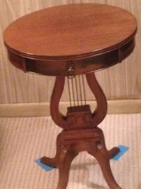 round harp table