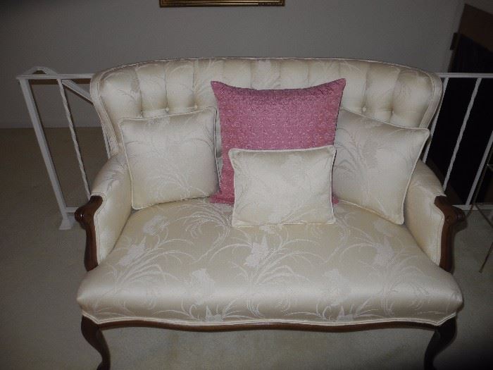 Lovely settee, wooden frame and in perfect condition