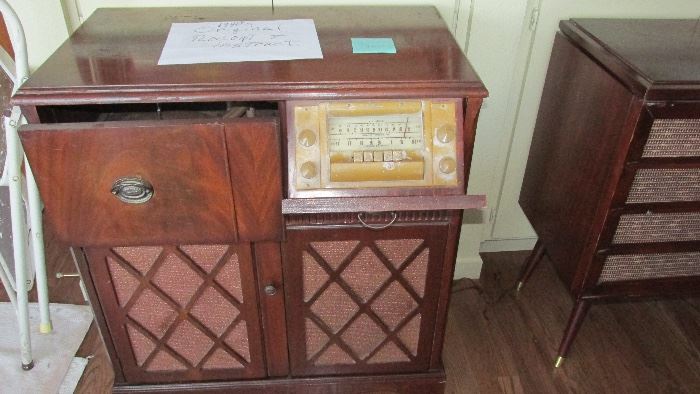 ANTIQUE RECORD PLAYER