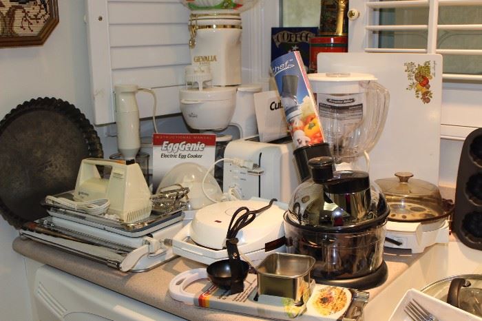 Blender, Braun smoothie maker, CuisineArt toaster, pasta maker, slow cooker, food processor, free standing mixer.