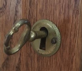 Curio case is complete with coveted key!!