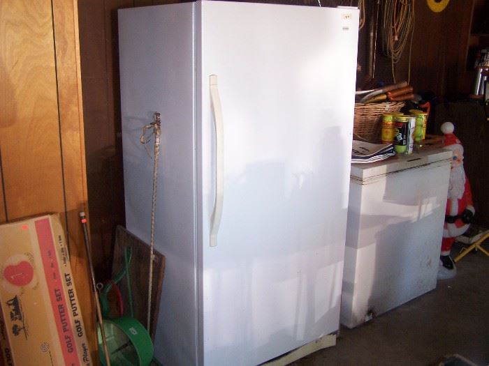 Refrigerator, chest type deep freeze