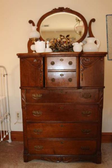 Lovely Ladies Dresser - Excellent Condition - beautiful wood grain
