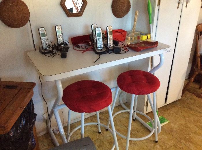 LITTLE DESK WITH STOOLS