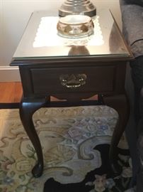 HAMDEN QUEEN ANN Mahogany end table - we have 2