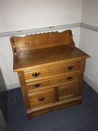This is a perfect circa 1900 oak commode or small dresser. This was part of an families estate  that homesteaded in Nebraska and then they  refinished it 40 years ago. There is a glass that they used to maintain the perfect top and it is available.