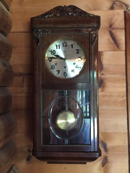 Several clocks to choose from 