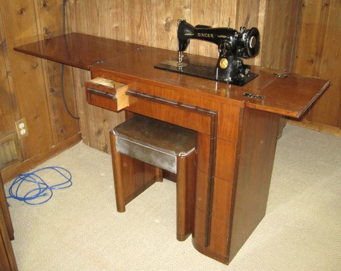 1948 SINGER Model 15-91 Sewing Machine