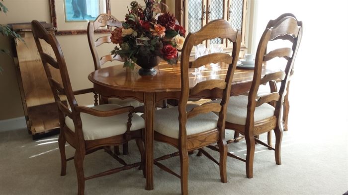 American Drew Dining table, 6 chairs, 2 leaves