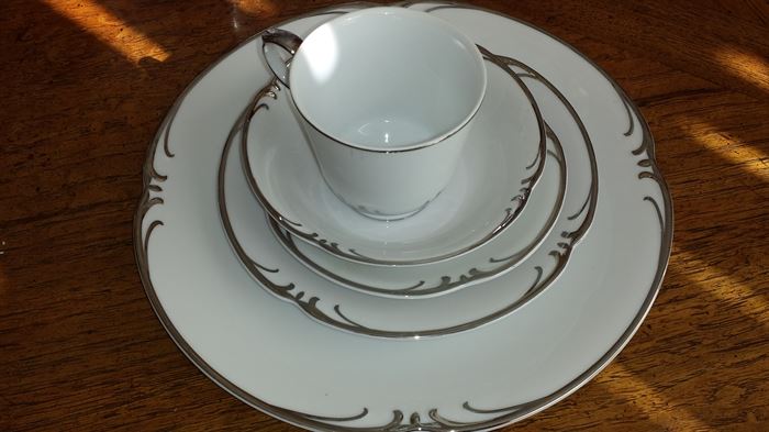 Style home china - service for 12