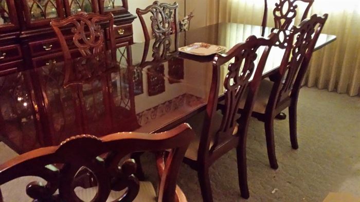 Cherry mint condition Antique Dinning Table and 6 chairs. Claw feet on table and chairs