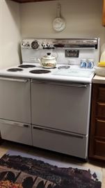 Antique GE Deluxe Stratoliner J- 402 1095 white working stove . Like New Condition $575.00