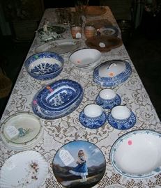 Assorted plates and dishes, including Blue Willow