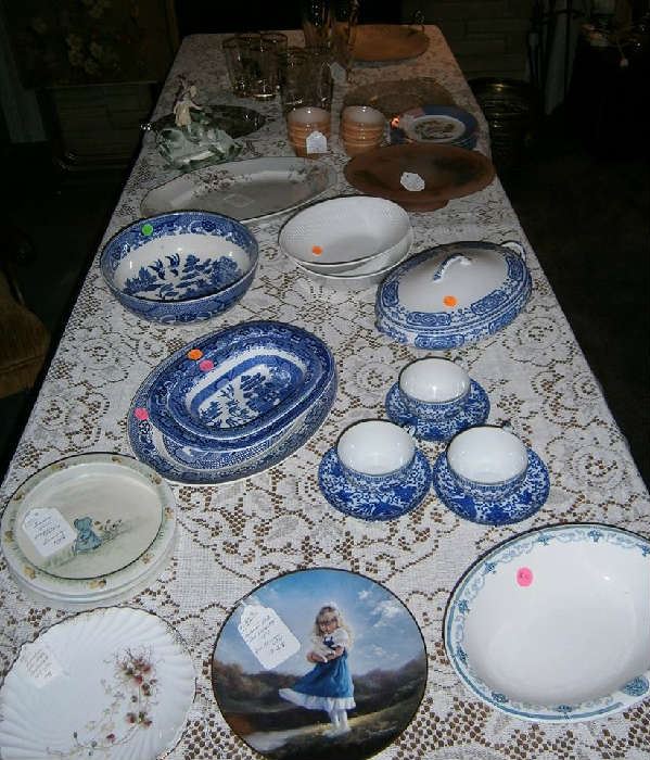 Assorted plates and dishes, including Blue Willow