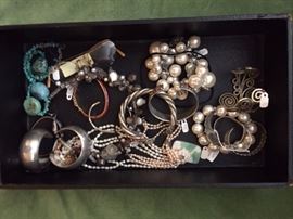 LARGE COLLECTION OF VINTAGE AND DESIGNER JEWELRY.