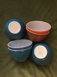 VINTAGE PYREX BOWLS.