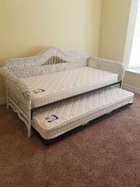 White wicker day bed with trundle