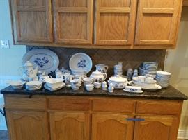 Pfaltzgraff Yorktowne 96 piece dish set