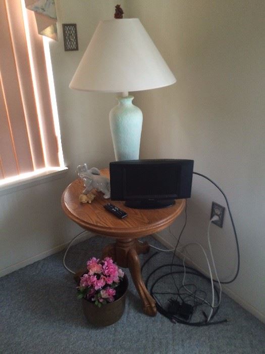1 of 2 round end tables & lamps / small tabletop tv