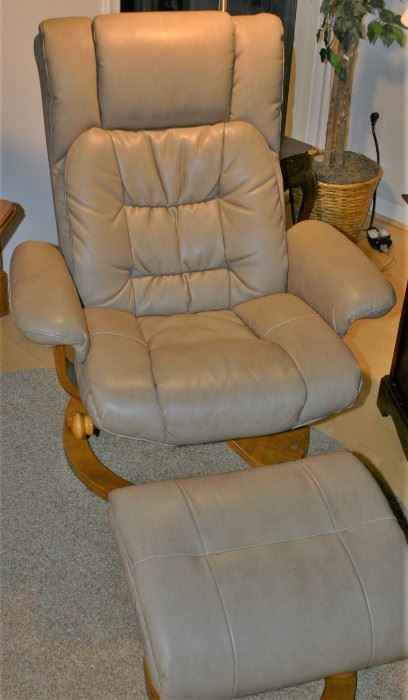 Leather Stressless Chair w/ Ottoman