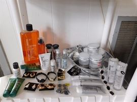 Living Estate of Dr. Mary Susan Oliver
All items have been moved to this warehouse for security and owners piece of mind all items are clearly marked and ready to be sold, do not miss this one with designer labels and designer cosmetics at prices anyone can afford!
3097 Broadway, Macon GA 31206
***JUST SOUTH OF EISENHOWER PARKWAY***
Preview and First Purchases on:
Wednesday October 26, 2016 (4PM to 8PM)
Thursday October 27, 2016 (10AM to 6PM)
Friday October 28, 2016 (10AM to 6PM)
Saturday October 29, 2016 (9AM to 5PM)
Sunday October 30, 2016 (10AM to 5PM)
Two Southern Peaches Pickin’ in the South with Two Yankee Boys just Diggin’ it out.
Beverly 478-957-1717 Susan 478-284-9402 Paul 478-262-6896 Rodney 478-250-2759