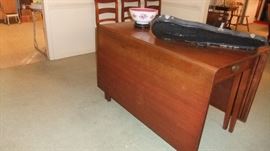 Drop leaf dining table