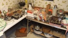 Plenty of kitchen bake ware, cookware, etc