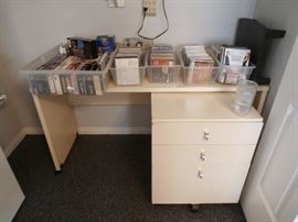 DESK WITH MOVABLE STORAGE