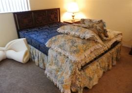 QUEEN MATTRESS SET AND BEDDING