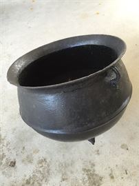 #10 cast iron cauldron, three feet, no handle