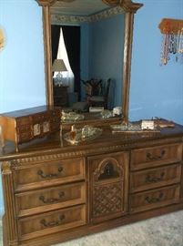 Dresser w/mirror