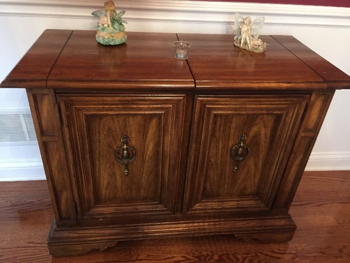 Server matches the dining room set $125 *Buy it now PayPal*. Lot#