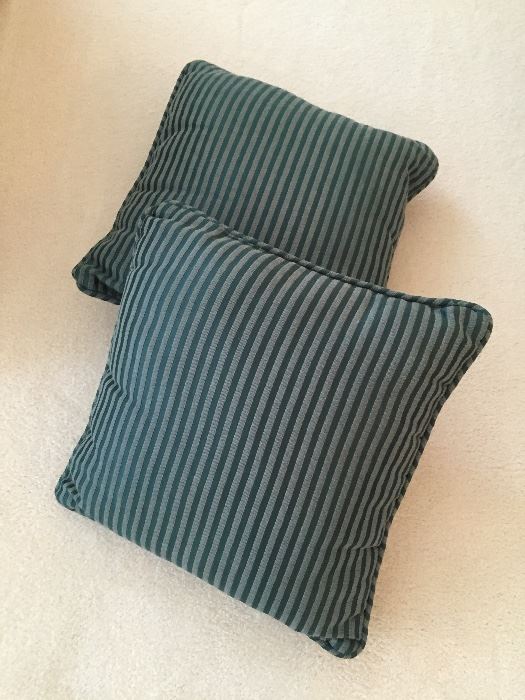  Throw pillows $10.set **Buy it now PAYPAL**    Lot#