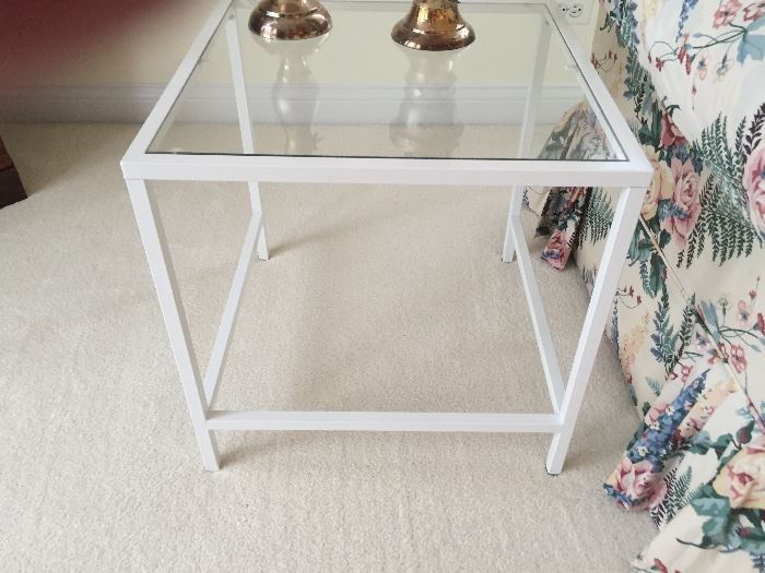 End table $25.00  **BUY IT NOW PAYPAL** LOT#
