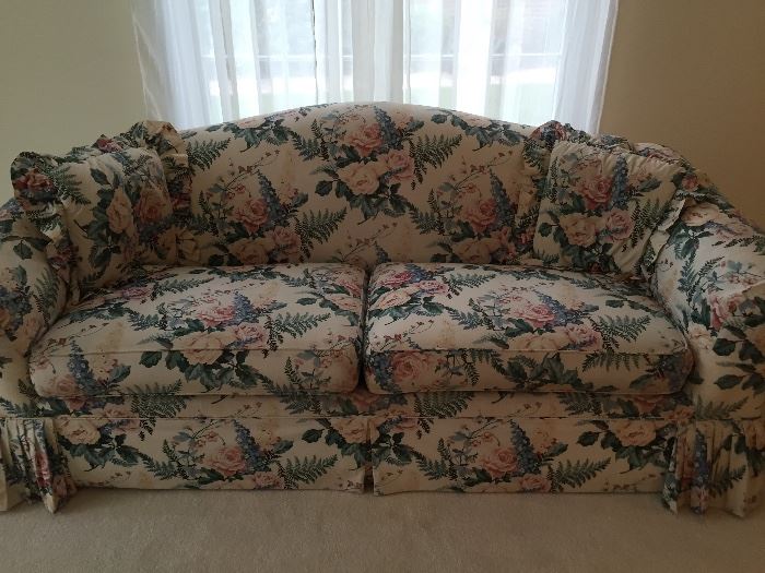 Floral sofa $200.**Buy it now PAYPAL**     Lot#