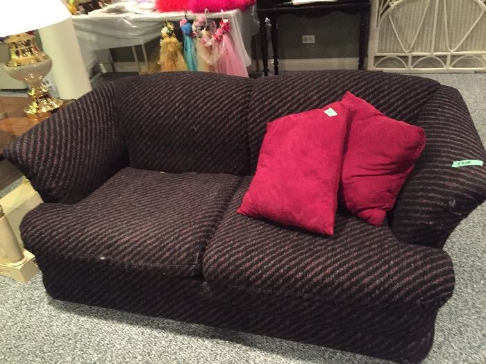 Love seat small separation  in Seem $25.