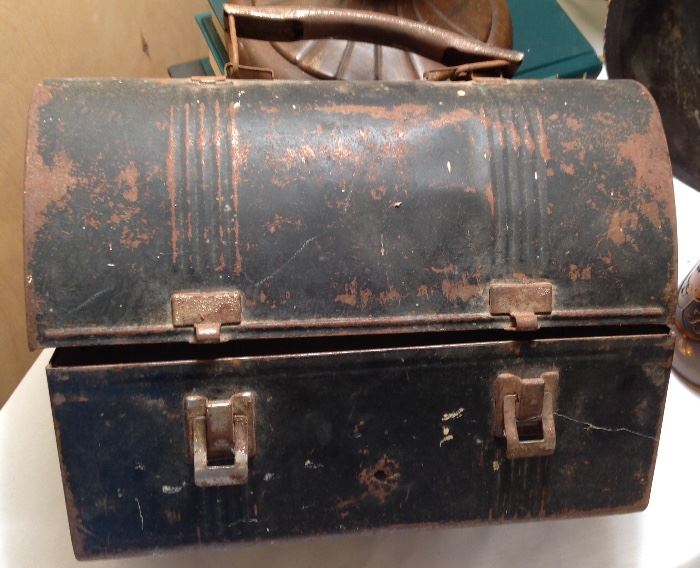 Vintage lunch box showing the outside.