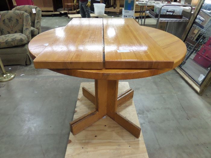 OAK TABLE WITH 2 LEAVES