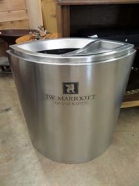 COMERCIAL TRASH CAN