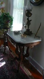 VICT.MARBLE TOP TABLE, BRASS LAMP W/ANGEL