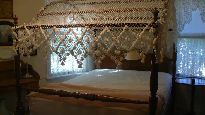 CANOPY BED, VERY NICE
