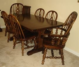 Ethan Allen dining table & chairs.  Table has additional leaves & pads.